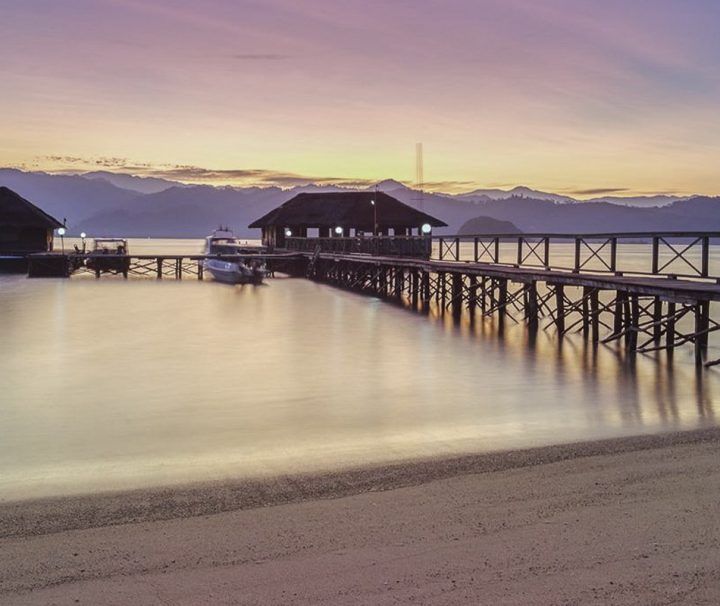 Produktbild-pier-Sumatra erkunden & hautnah erleben Im Cubadak Paradiso Village befindet sich eine auf dem Pier und über Wasser gebaute Bar mit Sonnenterrasse.