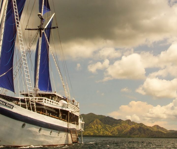 Produktbild-schiff-Indonesien Kreuzfahrt mit dem Segelschiff durch Indonesiens Inselwelt Die Ombak Putih ist ein indonesischer Schoner, der traditionelle Bauweise mit modernem Komfort verbindet.
