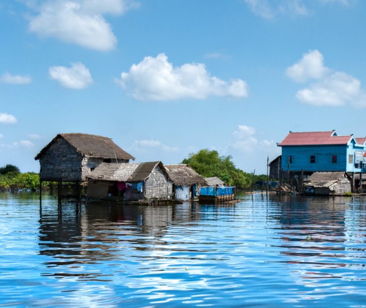 Produktbild-schwimmende-Kambodscha Thailand- Auf den Spuren der Khmer von Angkor Wat ins Königreich Siam Die Bewohner des Tonle Sap Sees leben in auf Pfahlbauten errichteten Dörfern, die während der Hochwasser in der Regenzeit aussehen, als würden sie schwimmen.