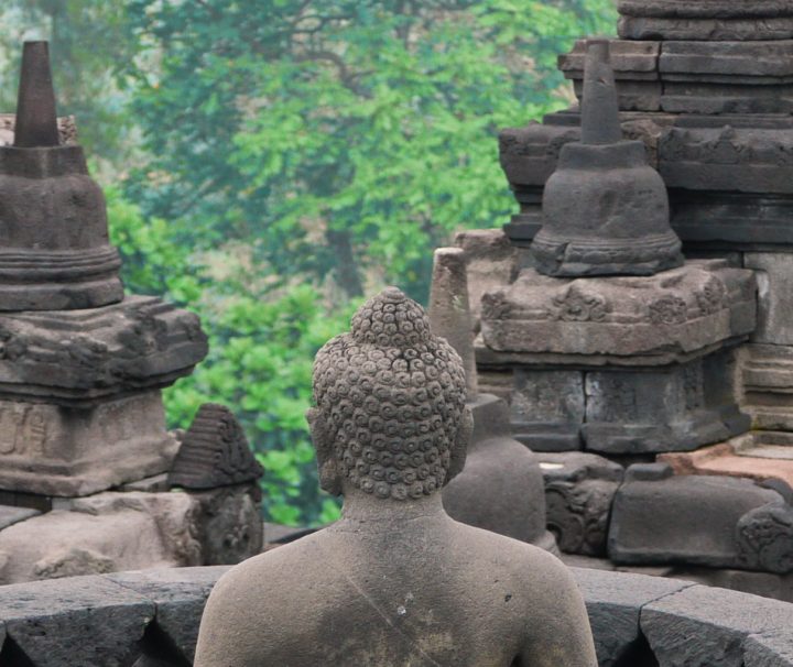 Produktbild-stupas-Java Kultur in Yogyakarta & Solo Die buddhistische Tempelanlage Borobudur stammt vermutlich aus dem 9. Jahrhundert, geriet aber in Vergessenheit und wurde erst 1814 wiederentdeckt.