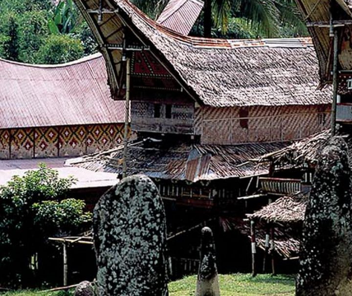 Produktbild-toraja-Reise ins Toraja Land Sulawesi erleben Die traditionellen Ahnenhäuser der Toraja mit ihrer markanten Architektur werden Tongkonan genannt.