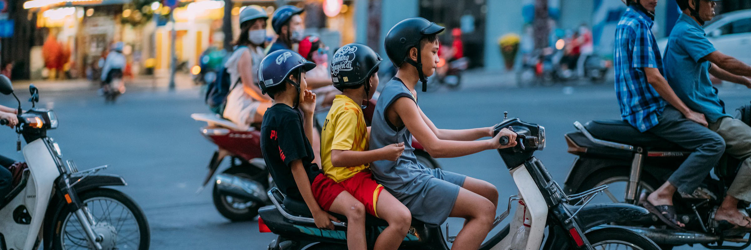Rollerfahrer auf den Straßen von Saigon (Ho Chi Minh)