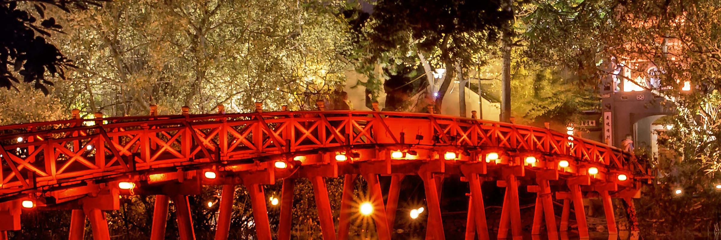Die The Huc Brücke in Hanoi