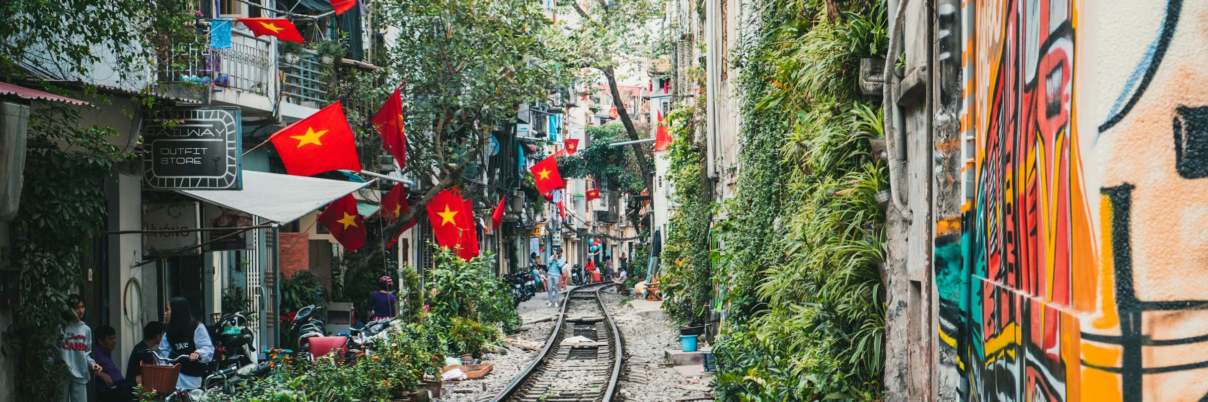 Mitten über die Straße fährt der Zug in der Altstadt von Hanoi