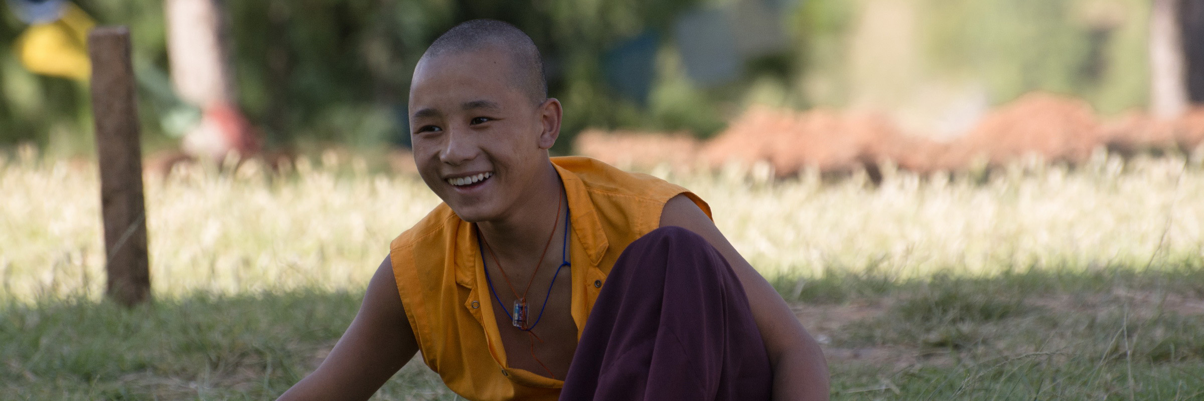 Dem Tempel Chimi Lhakhang ist ein kleines Kloster angegliedert, in dem junge Mönche ausgebildet werden, die sich um den Tempel und die Außenanlagen kümmern.