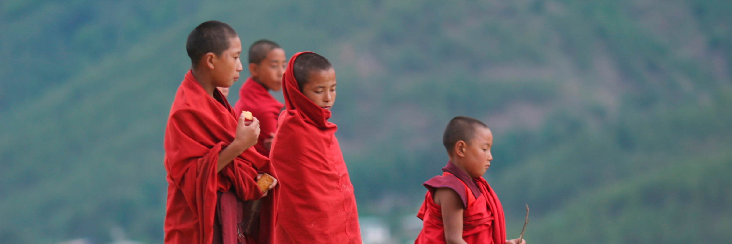 In den buddhistisch geprägten Königreichen im Himalaya trifft man häufig Mönche und Novizen an.