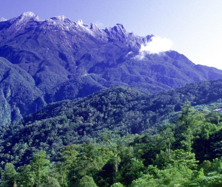 Mount Kinabalu im gleichnamigen Nationalpark auf Sabah Der Mount Kinabalu ist mit 4095 m der höchste Berg Malaysias und liegt im Zentrum des Bundesstaates Sabah im Norden Borneos.