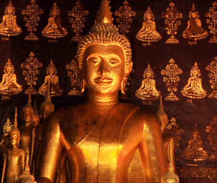 Goldene Buddhastatue im Wat Aham Tempel in Luang Prabang Laos individuell entdecken