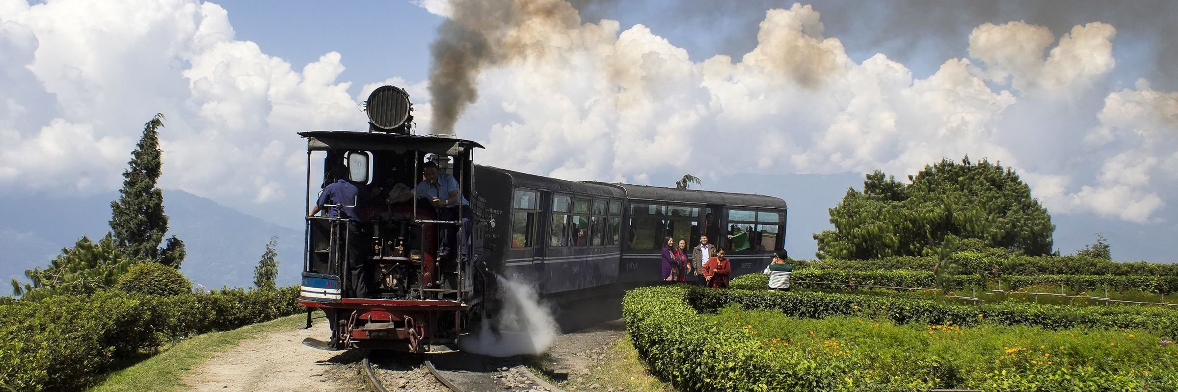 Ein Highlight ist die Fahrt mit dem berühmten „Toytrain”, einer dampfbetriebenen Gebirgsbahn, die als UNESCO-Weltkulturerbe anerkannt ist.