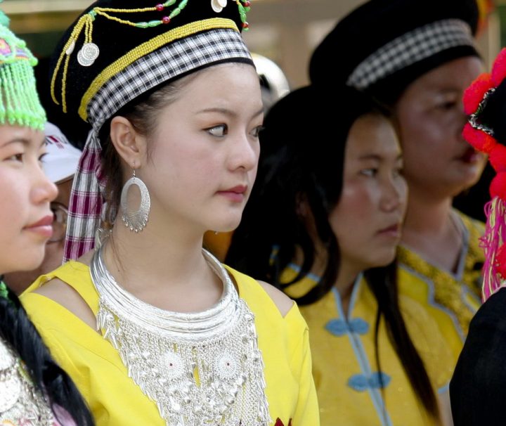 Produktbild-frauen-Thailand Rundreise – Unterwegs im Norden Die Bergvölker in Südostasien sind Minderheiten, die sich vor Allem auf die Staatsgebiete von Myanmar, Thailand, Laos, Kambodscha und Vietnam verteilen.