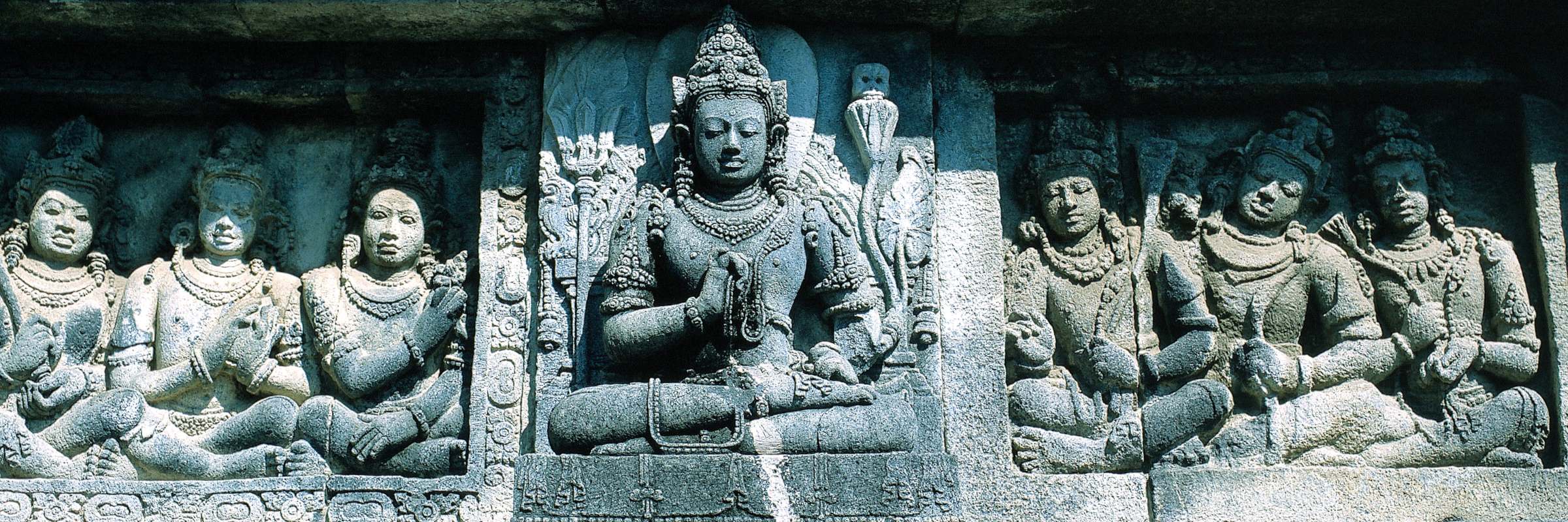 Borobudur ist die größte buddhistische Tempelanlage der Welt und bekannt für seine Stupas und die kunstvollen Wandreliefs.