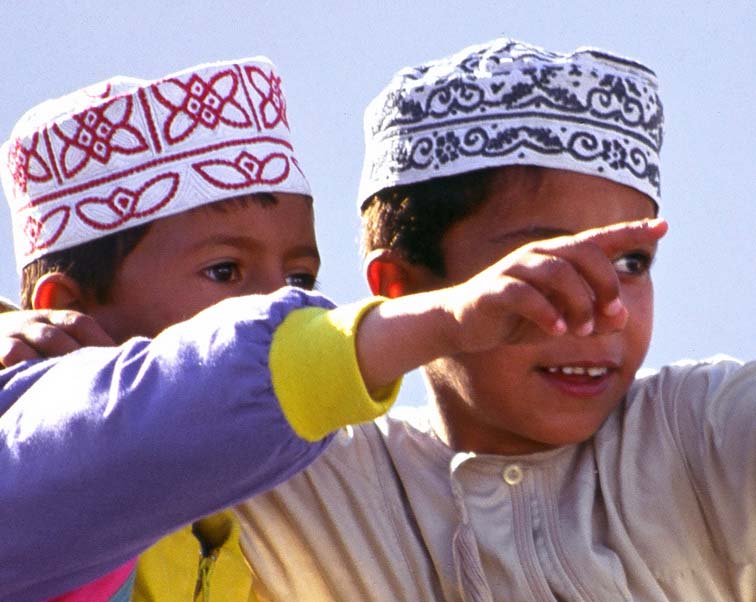 Kinder in traditioneller Kleidung Sehenswürdigkeiten Best of Oman