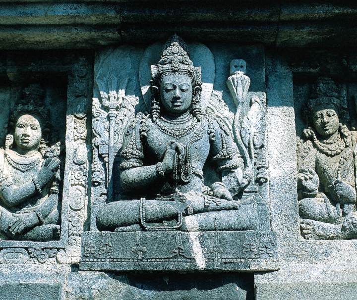 Kunstvolle Reliefs in der Tempelanlage Borobudur auf der indonesischen Insel Java Borobudur ist die größte buddhistische Tempelanlage der Welt und bekannt für seine Stupas und die kunstvollen Wandreliefs.