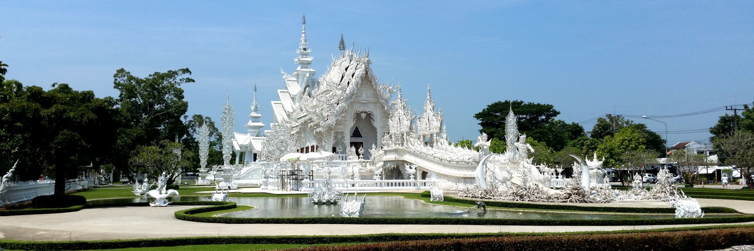 Nordthailand Rundreise mit Standurlaub: Der Wat Rong Khun Tempel in der thailändischen Provinz Chiang Rai ist ein seit 1997 im Bau befindliches Kunstwerk im Stile einer buddhistischen Tempelanlage.