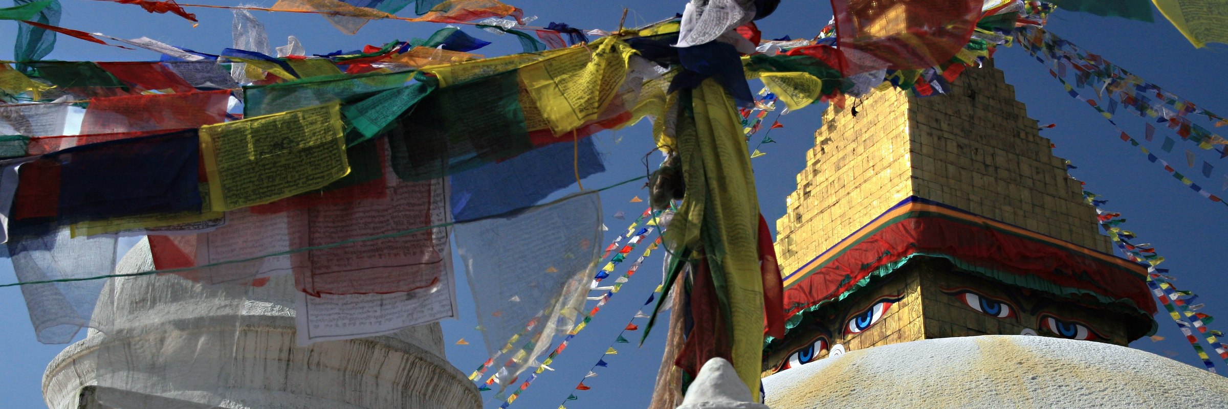 Der 36 m hohe Boudhanath Stupa zählt seit Jahrhunderten zu den bedeutendsten Zielen buddhistischer Pilger aus Nepal und der Himalaya Region.