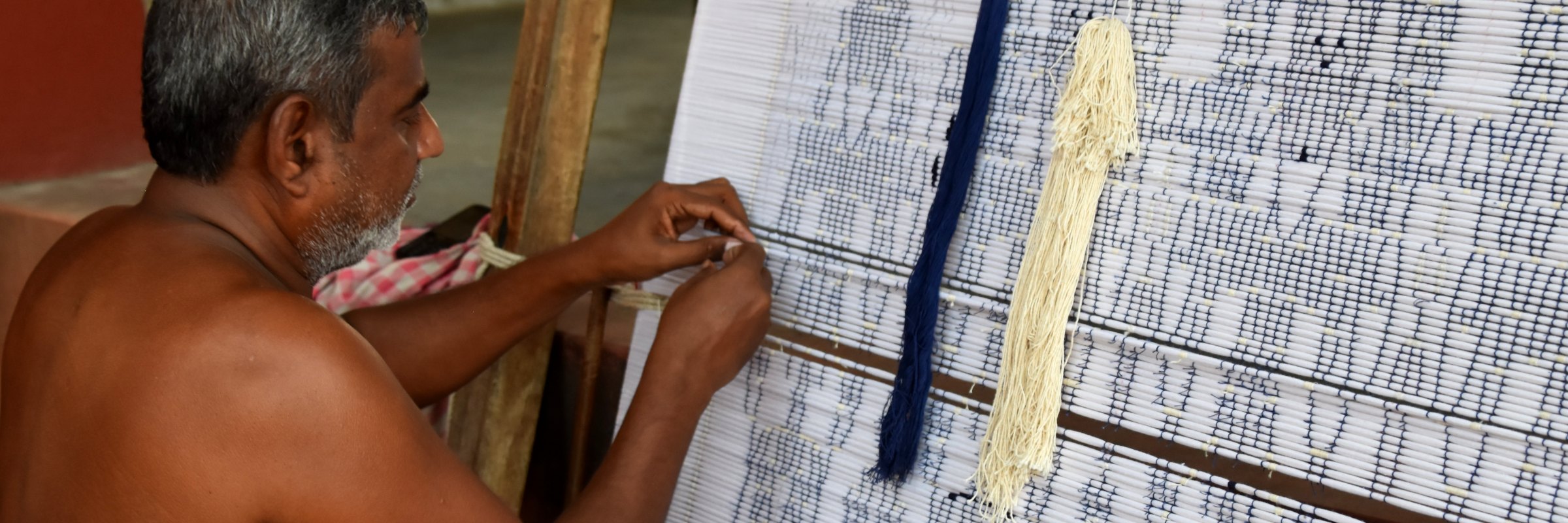Das Dorf Nua Patna nahe Bhubaneswar ist bekannt für seine geschickten Weber, die nach uralter Tradition aus Silber- und Goldfäden hochwertige Stoffe anfertigen.