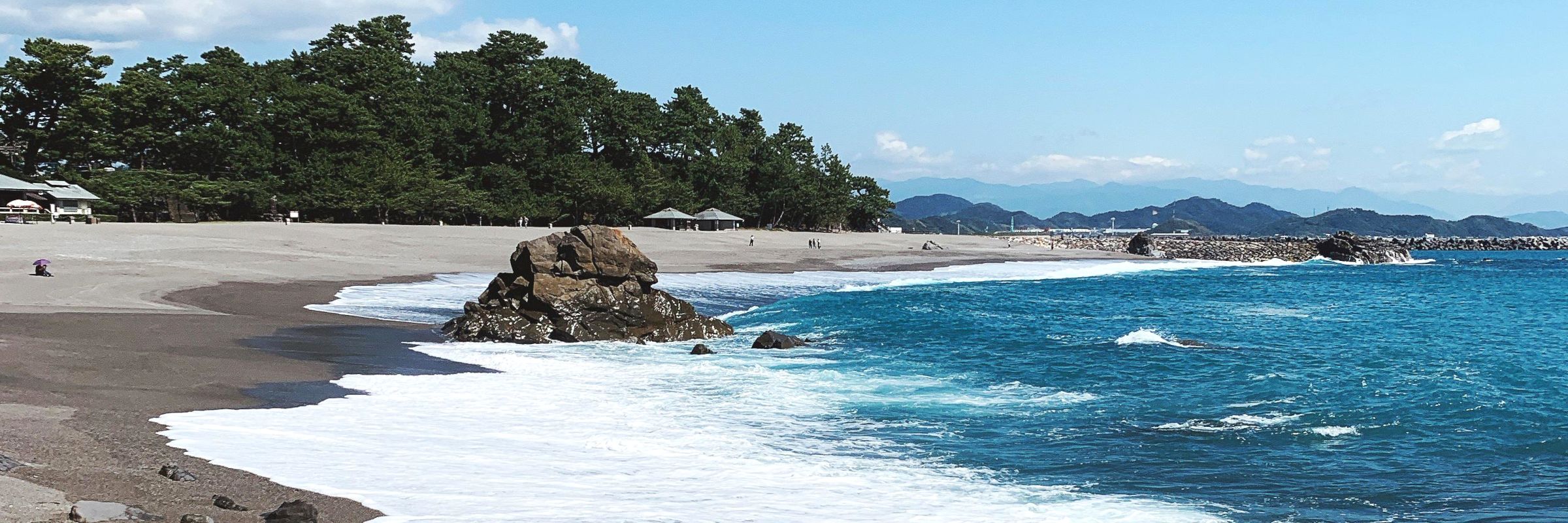 Der malerischste Katsurahama Strand auf der japanischen Insel Shikoku verläuft zwischen den Kaps Ryuzu und Ryuo bogenförmig entlang des Zugangs der Urado-Bucht.
