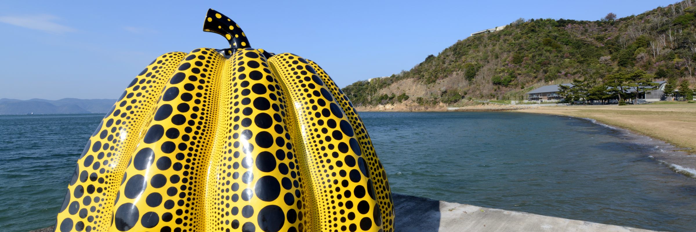 Im Benesse Art Museum in Naoshima werden moderne Kunst, Architektur und das natürliche Landschaftsbild harmonisch in Einklang gebracht.