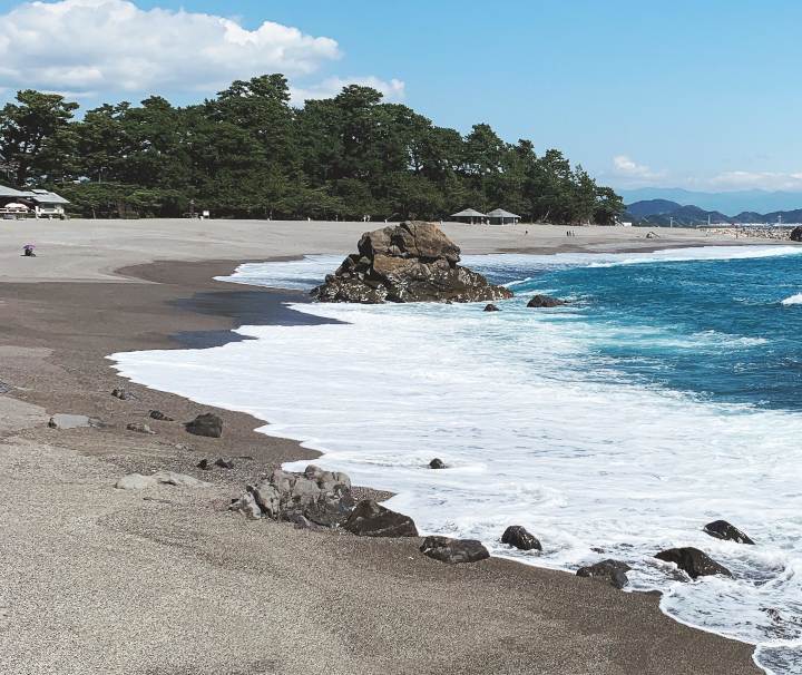 Malerischer Katsurahama Strand auf der japanischen Insel Shikoku Der malerischste Katsurahama Strand auf der japanischen Insel Shikoku verläuft zwischen den Kaps Ryuzu und Ryuo bogenförmig entlang des Zugangs der Urado-Bucht.
