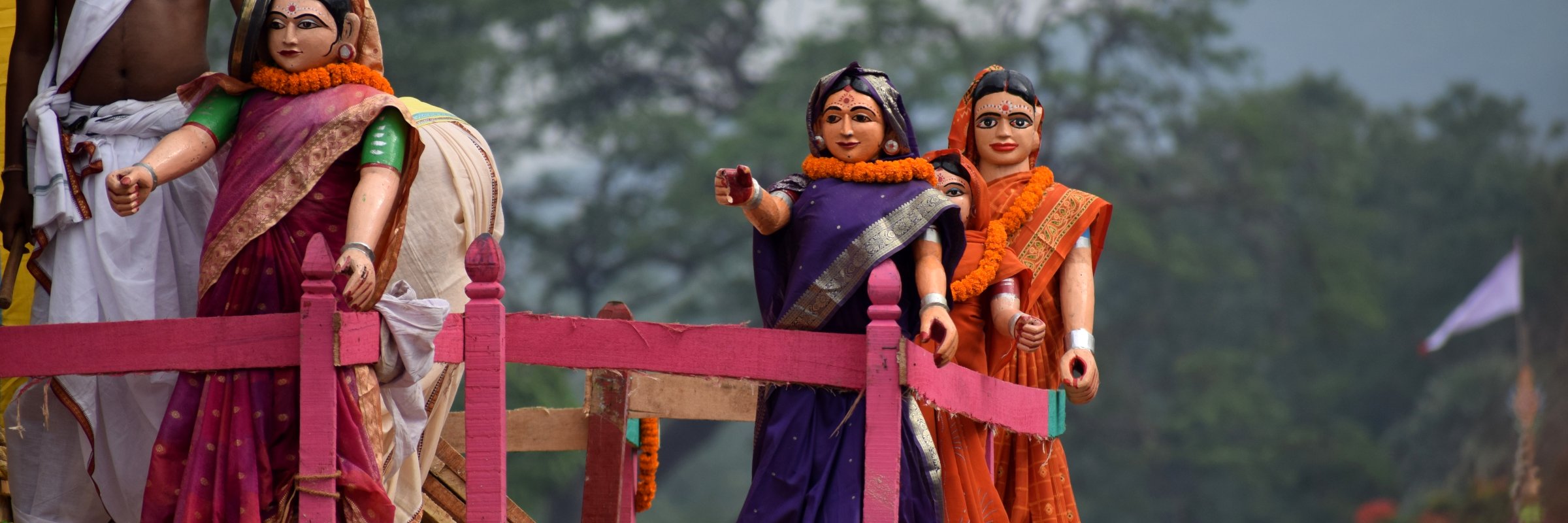 Einmal im Jahr findet in Puri das berühmte Tempelwagen-Festival statt, bei dem Gottheiten auf riesige hölzerne Tempelwagen gestellt und dann von den Menschen durch die Straßen gezogen werden.