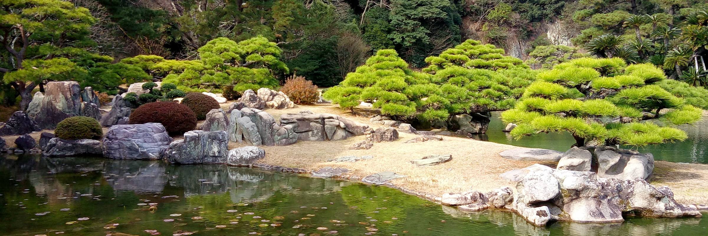 Der Ritsurin koen ist einer der drei schönsten und berühmtesten Landschaftsgärten von Takamatsu auf der Insel Shikoku und ein absolutes Highlight für Gartenliebhaber.
