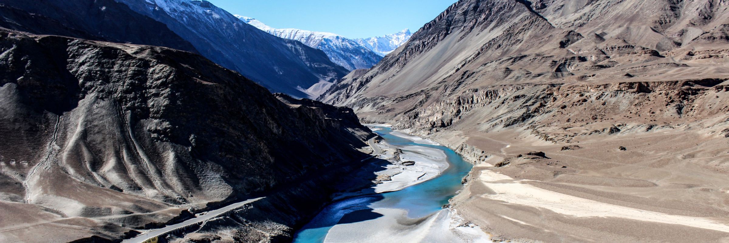 Der Fluss Zanskar im indischen Kaschmir fließt in nördlicher Richtung durch einen eindrucksvollen Engpass von dem aus er in den Indus mündet.
