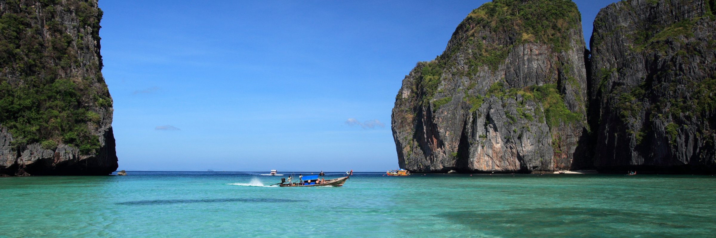 Die Maya Bay auf der thailändischen Insel Ko Phi Phi Leh im indischen Ozean wurde durch den Film „The Beach“ mit Leonardo DiCaprio in der Hauptrolle weltberühmt.