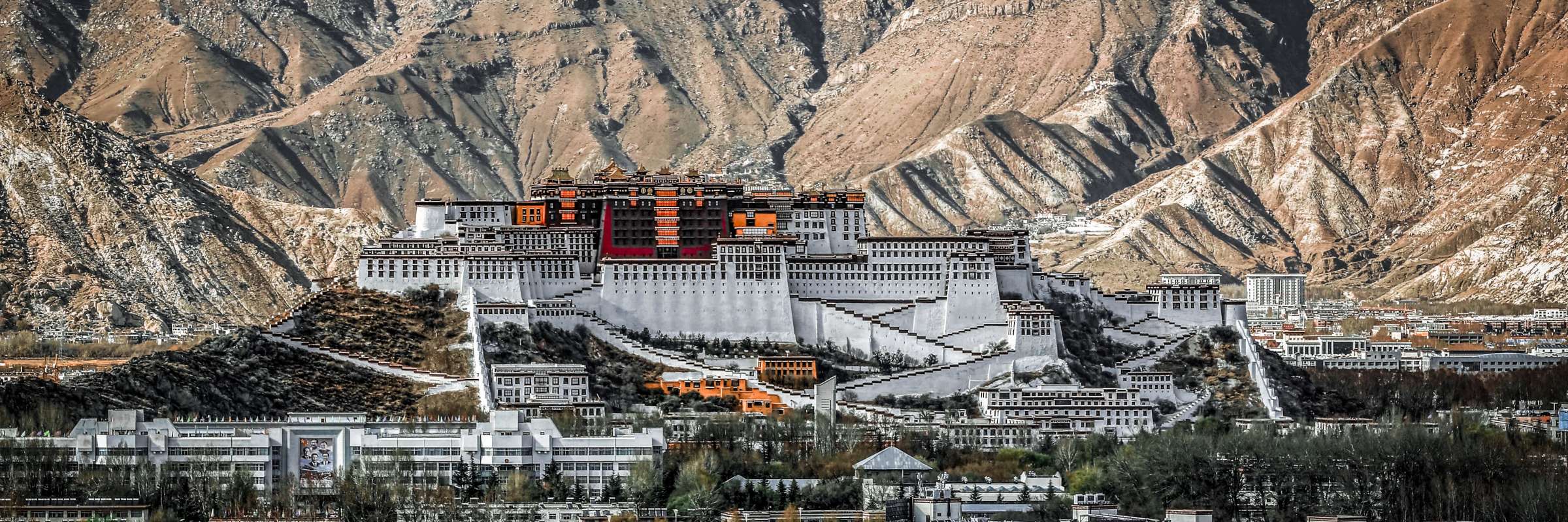 Der imposante Potala-Palast erhebt sich 130 m über Tibets Hauptstadt Lhasa und ist seit 1994 Teil des UNESCO-Weltkulturerbe.