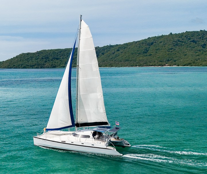 Die SY Amadeus auf Kreuzfahrt nahe der Küste einer Insel in der Andamanensee Im Rahmen einer Kreuzfahrt auf der SY Amadeus bieten sich für die Gäste verschiedene Möglichkeiten vereinzelte Inseln in der Andamanensee zu erkunden.
