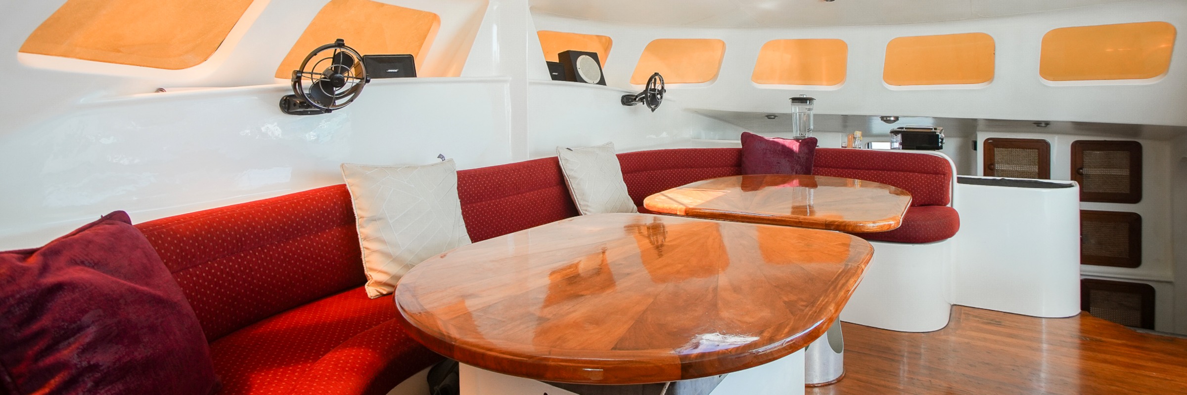 Im geräumigen Salon an Bord der SY Amadeus können bis zu 10 Personen bequem ihre Mahlzeiten einnehmen, oder einfach nur entspannt Zeit verbringen.