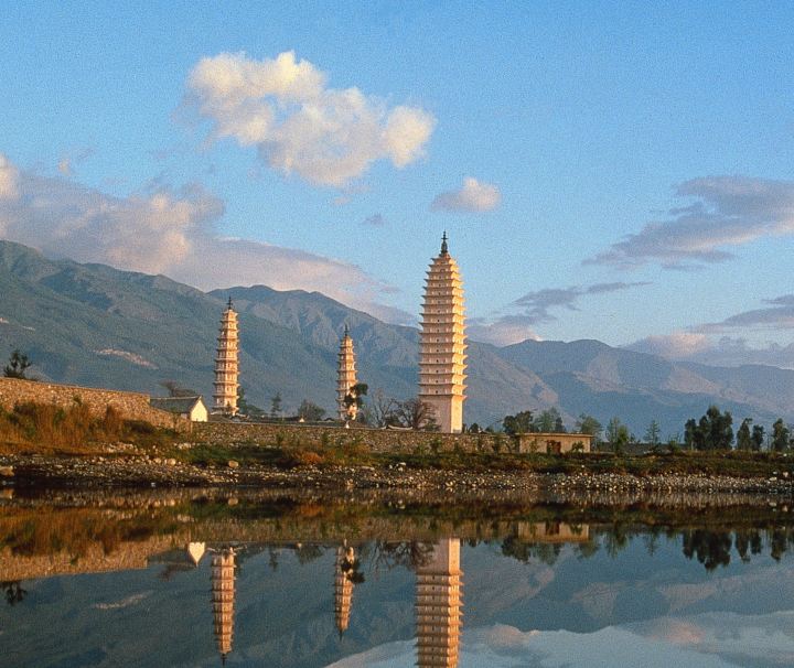 Drei weisse Pagaoden in Dali Südchina Die Drei Pagoden des Chongsheng-Klosters in Dali, in der Provinz Yunnan, im Süden Chinas erleben