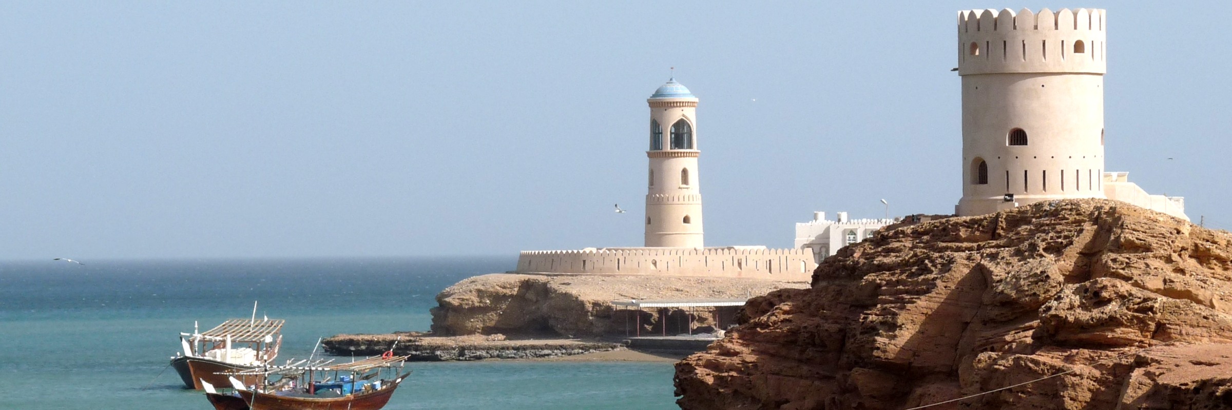 Das gastfreundliche Hafenstädtchen Sur im Golf von Oman ist 150 km südöstlich der Landeshauptstadt Maskat gelegen.