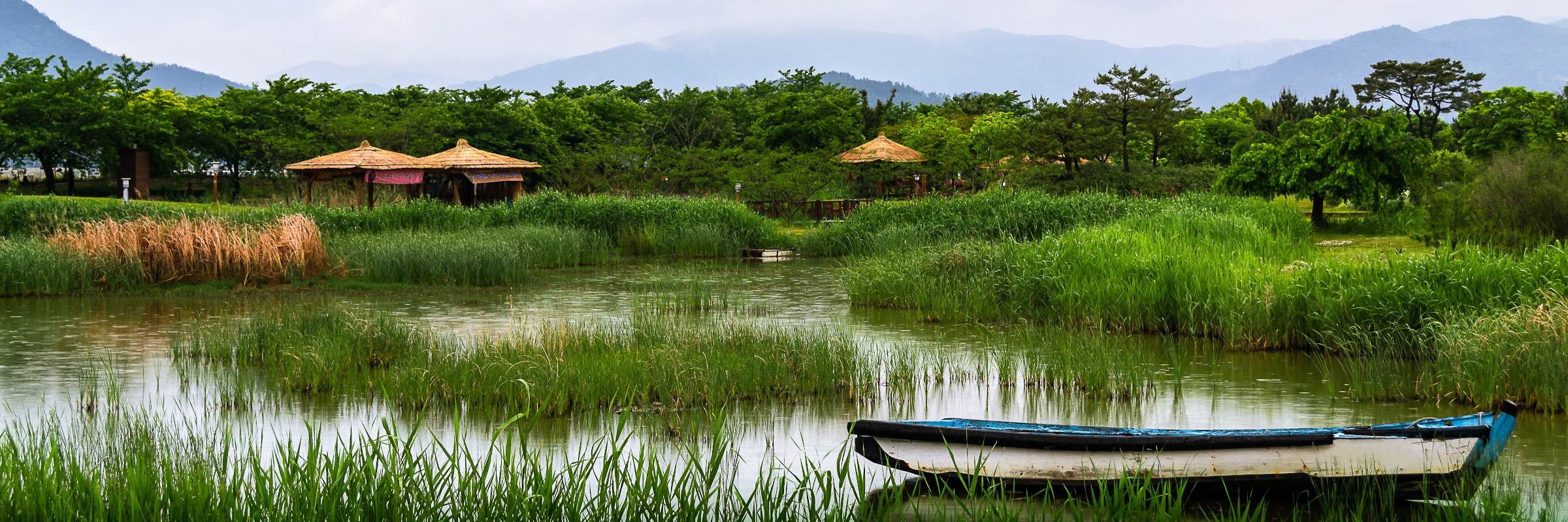 Die Bucht von Suncheon ist zentral an der südlichen Küste der koreanischen Halbinsel gelegen und von Hügeln, zahlreichen Fischer- und Bauerndörfern sowie einigen Inseln umgeben.