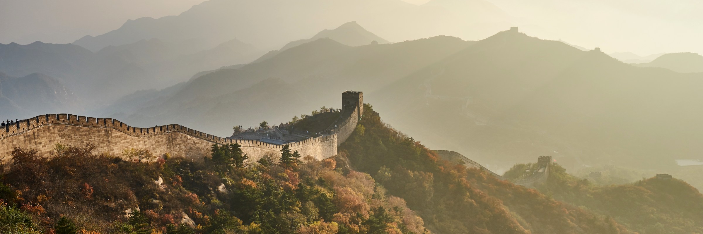 Die Chinesische Mauer ist eine historische Grenzbefestigung in China mit deren Bau bereits im 16. Jahrhundert begonnen wurde und die über eine Länge von 6.260 km verläuft.