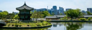 Der zweistöckige, sechseckige Hyangwonjeong-Pavillon wurde auf einer künstlichen Insel errichtet und durch eine Brücke mit dem übrigen Palastgelände verbunden.