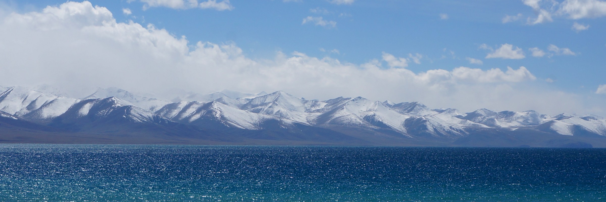 Der Namtso See ist ein am Fuße des Nyenchen Thanglha Gebirges gelegener Salzsee in Tibet.
