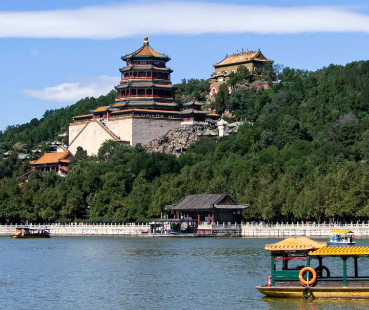 Der Neue Sommerpalast in Peking, seit 1998 UNESCO-Welterbe Der Neue Sommerpalast in Peking ist ein Kaiserpalast nur wenige hundert Meter entfernt der Ruinen des Alten Sommerpalastes und seit 1998 UNESCO-Welterbe.