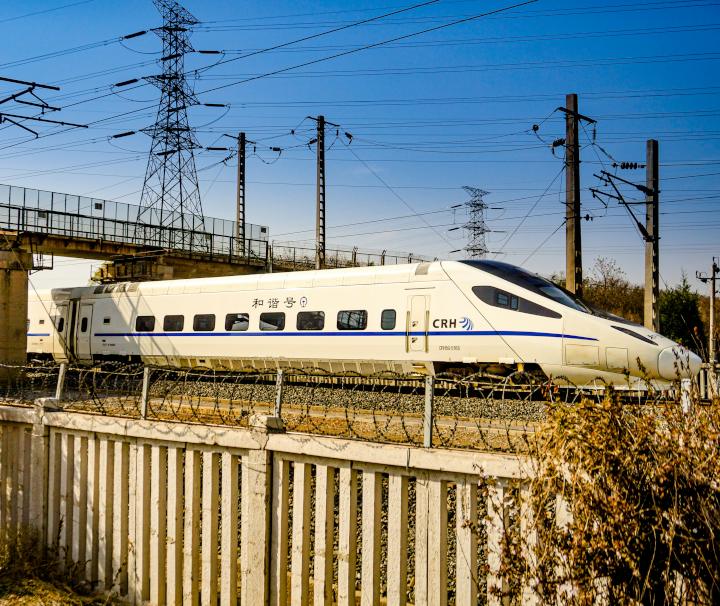 Schnellzug auf einer Bahnstrecke in China China hat ein riesiges Netz von Hochgeschwindigkeitszügen gebaut, das nun jede Provinz mit einem Expresszug verbindet.