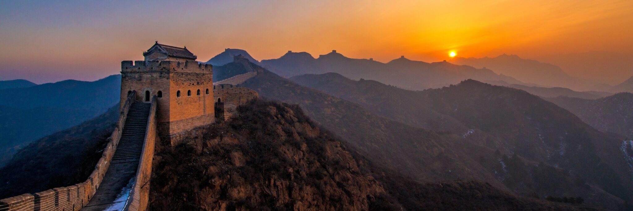 Sonnenuntergang an der großen Chinesischen Mauer Die Chinesische Mauer, auch große Mauer genannt, ist das Wahrzeichen von China und die bekannteste Sehenswürdigkeit des Landes.