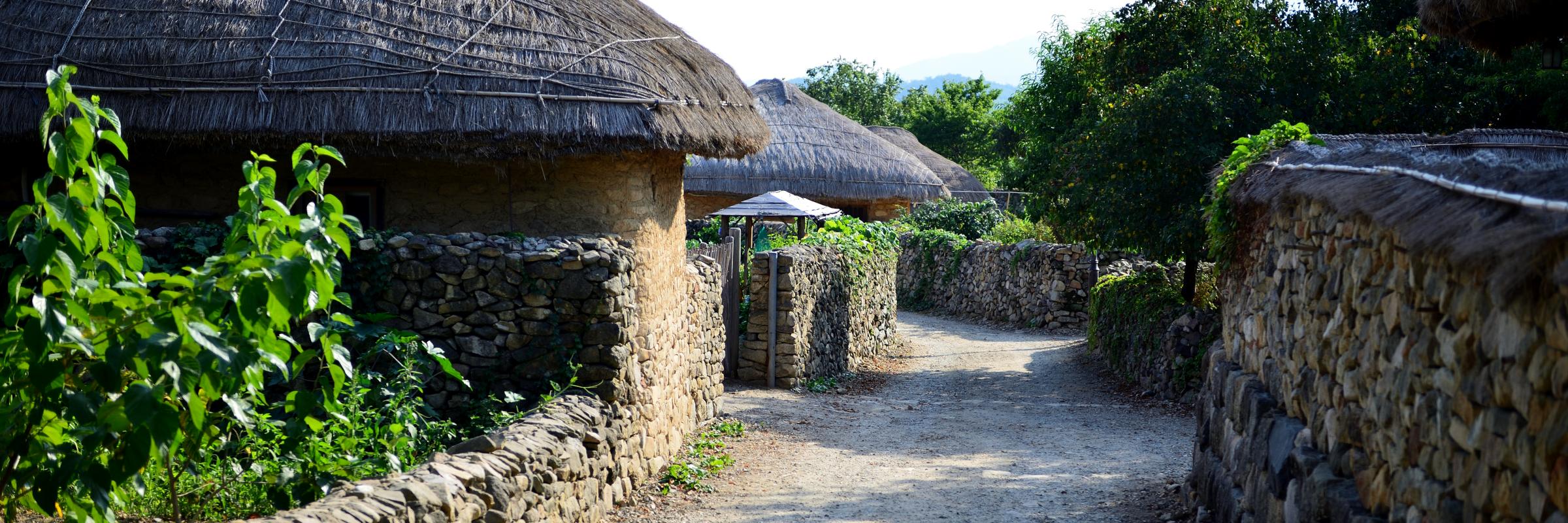 Im Nagan Eupseong Folk Village befinden auch etwa 9 Häuser, die als Kulturerbe gelten sowie zahlreiche Strohdachhäuser.