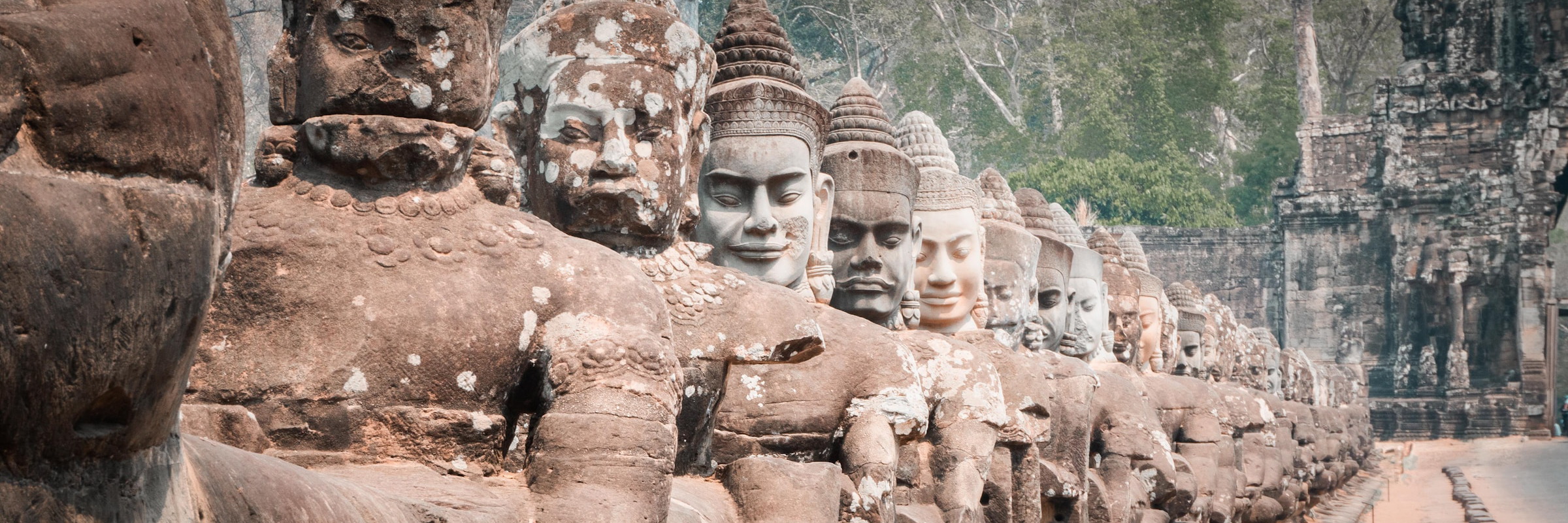 Die Wächter begrüßen die Gäste am Eingang zum Angkor Wat und Bayon Tempel