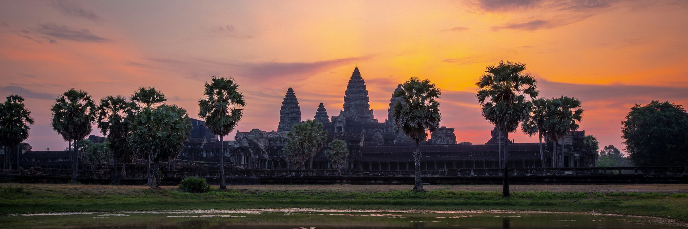 Ein ganz einmaliges Erlebnis - der prächtige Angkor Wat Tempel im malerischen Licht des Sonnenuntergangs