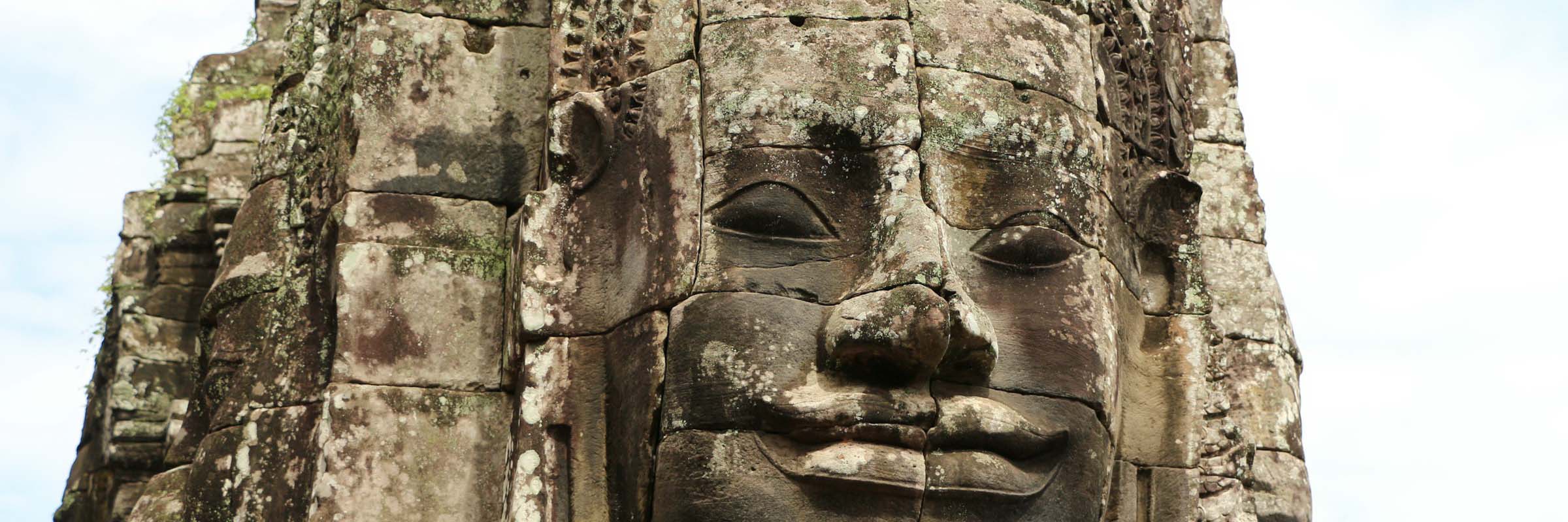 Mächtige Steinskulptur am Bayon Tempel. In alle vier Himmelsrichtungen blicken die Gesichter