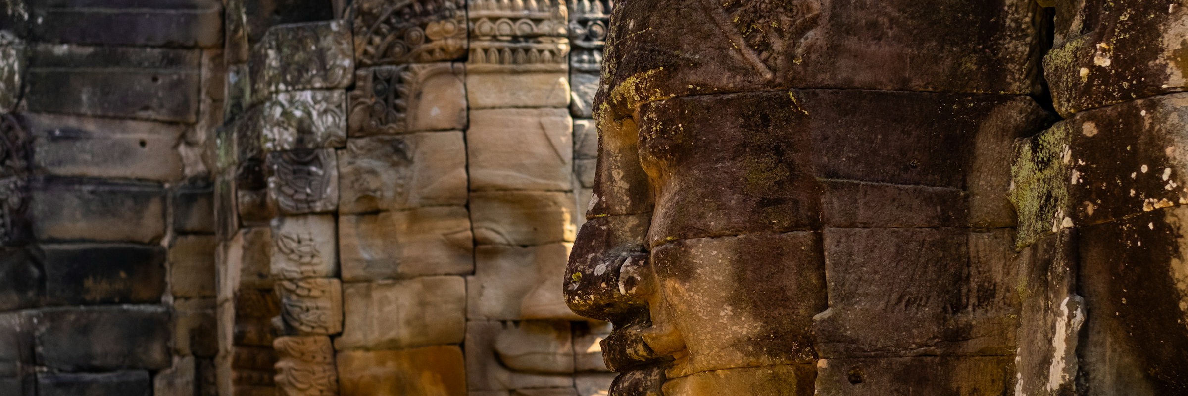 Der mächtige Bayon Tempel im Angkor Komplex. Die Gesichter weisen in alle vier Himmelsrichtungen