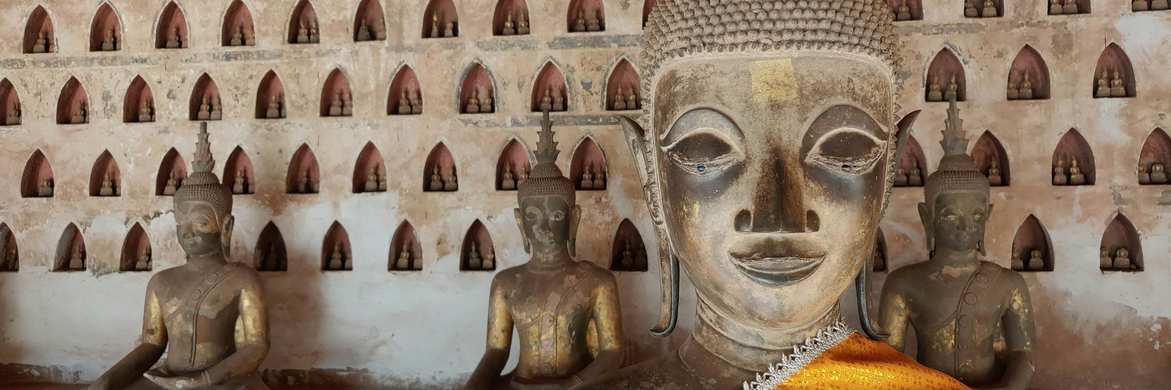 Unzählige Buddhastatuen säumen die Innenwände des Wat So Saket Tempel