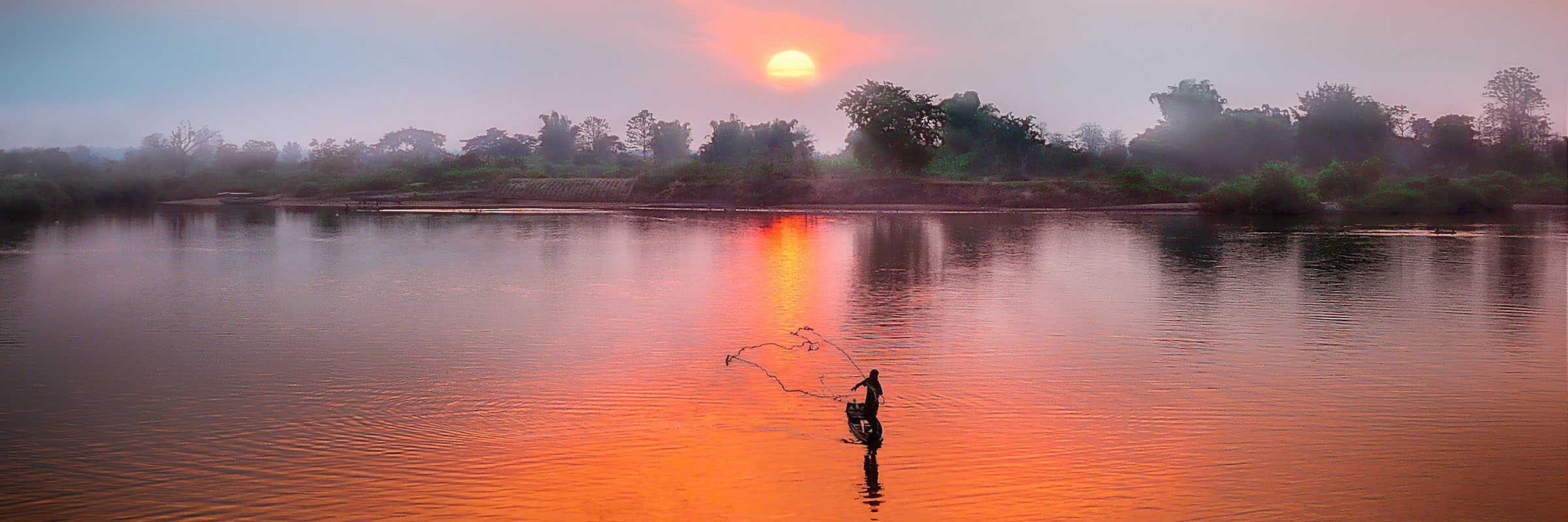 Sonnenuntergang am Mekong, die beste Zeit für den Fischfang