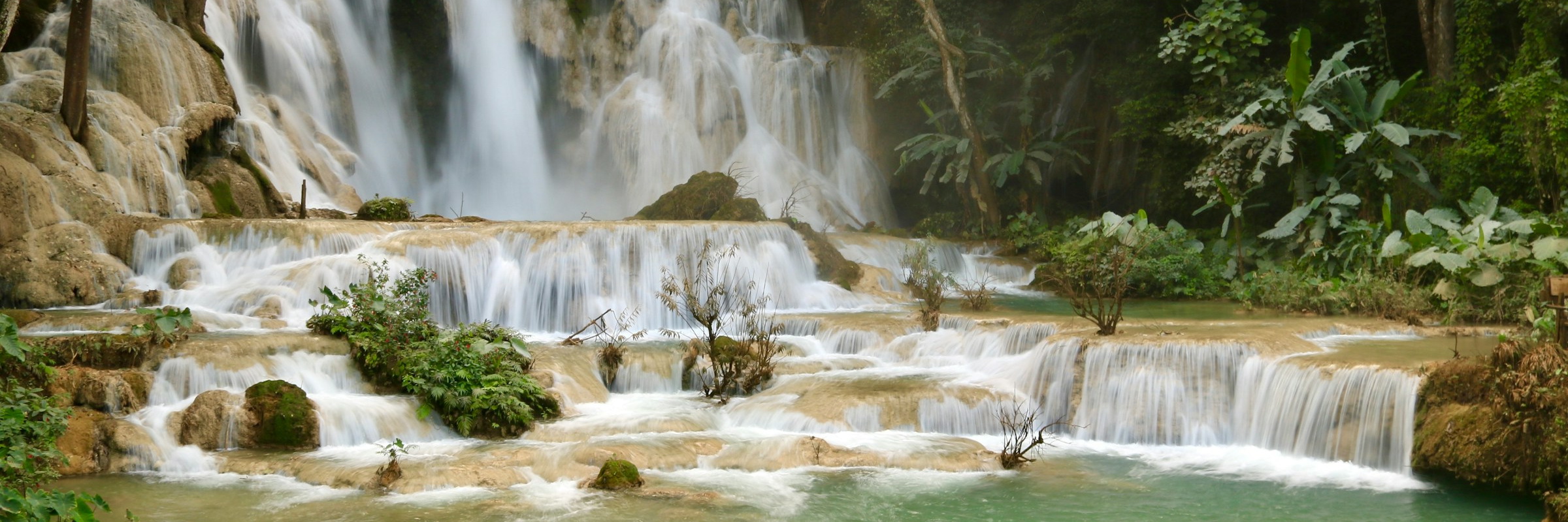 Kuang Si Wasserfälle etwas außerhalb von Luang Prabang. In vielen Kaskaden rauscht das Wasser hinab.