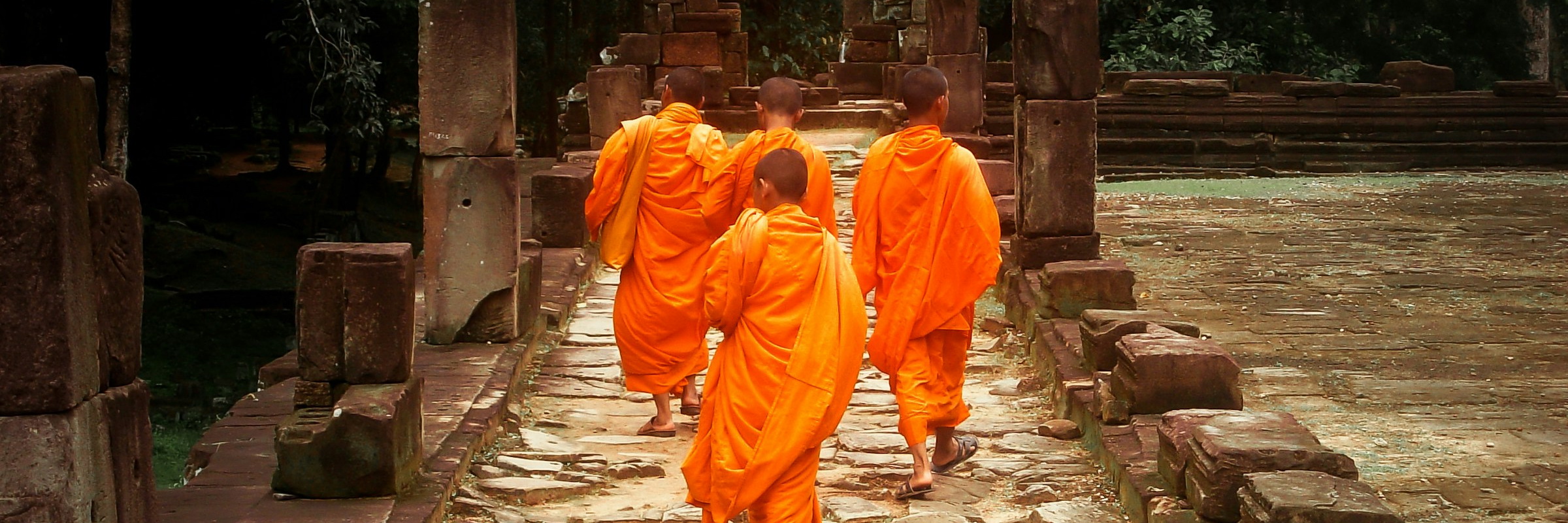 Buddhistische Mönche auf den Wegen im Angkor Tempel Komplex.