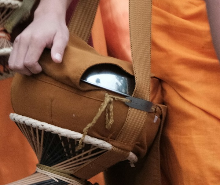Morgendlicher Rundgang der Mönche mit ihrer Almosenschale ist ein eindrückliches Erlebnis. Diese Zeremonie geht auf eine uralte Tradition zurück. Der historische Buddha Sakyamuni soll ca. 500 Jahre vor unserer Zeitrechnung so von Dorf zu Dorf gewandert sein. Laos Kambodscha Rundreise