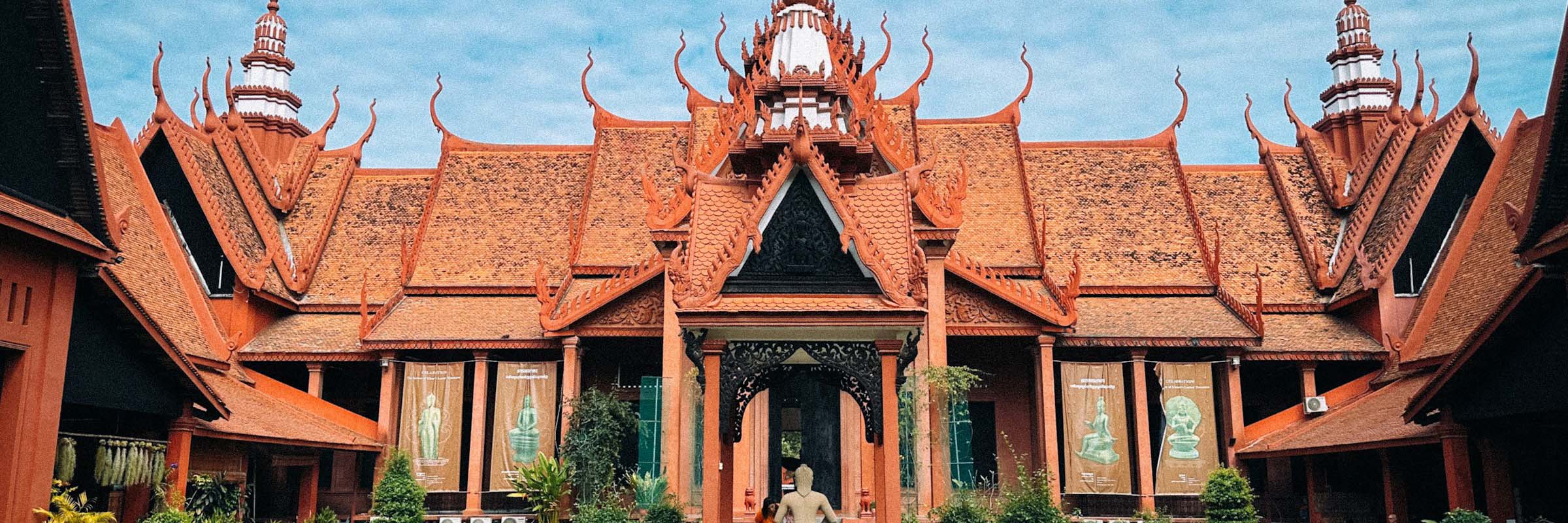 Das typische Khmer Dach des Nationalmuseums von Phnom Penh ist schon von weitem sichtbar. Hier findet sich eine eindrucksvolle Darstellung des 